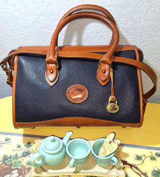 Vintage Dooney and Bourke  All-Weather Leather AWL  Classic Zipper Top Shoulder Satchel