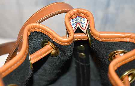 DOONEY AND BOURKE BLACK/TAN VINTAGE ALL WEATHER 2 TONE LEATHER CROSSBO–  WEARHOUSE CONSIGNMENT