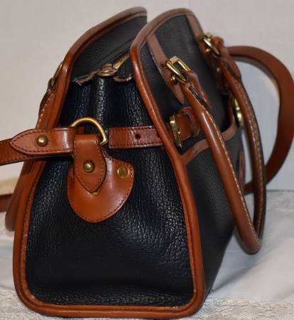 Vintage Dooney & Bourke All Weather Pebbled Leather Purse Shoulder Bag Blue Brown Adjustable Strap Inner Pockets Zip Closure